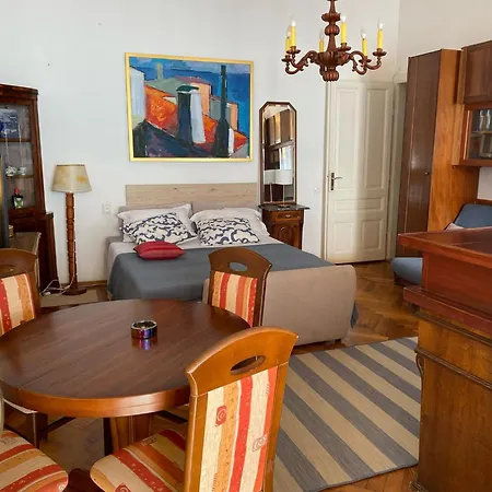 Apartman S Balkonom 10 Metara Od Mora