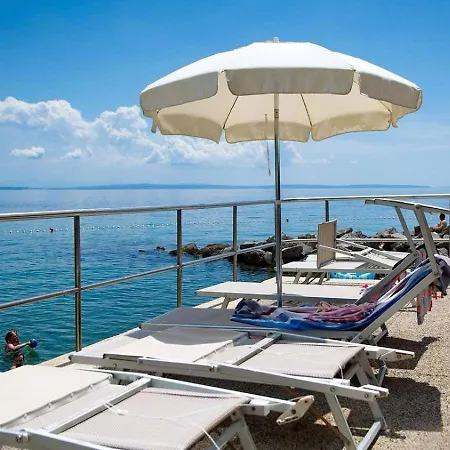 S Balkonom 10 Metara Od Mora オパティヤ