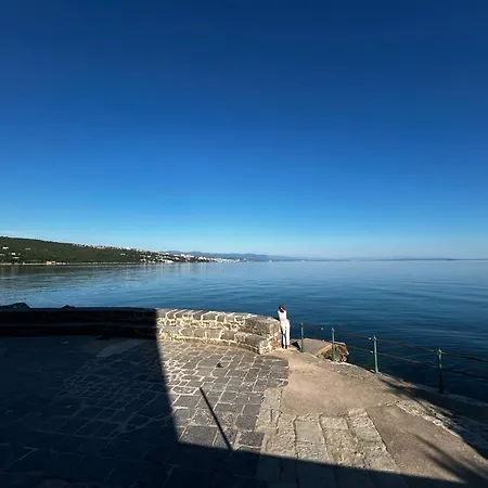 アパート S Balkonom 10 Metara Od Mora