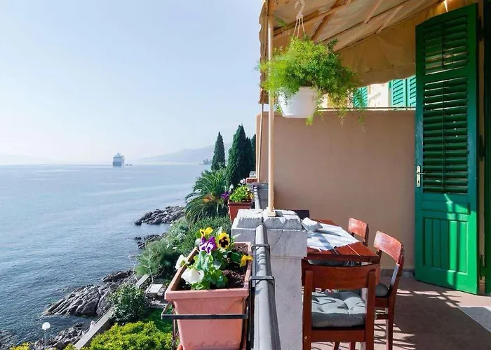 S Balkonom 10 Metara Od Mora *