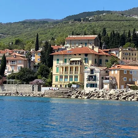 S Balkonom 10 Metara Od Mora Apartament