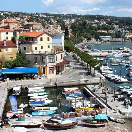 S Balkonom 10 Metara Od Mora *