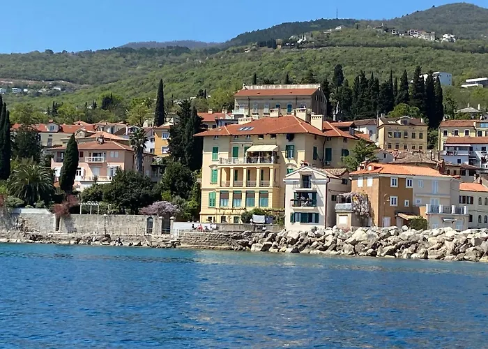 S Balkonom 10 Metara Od Mora Apartament