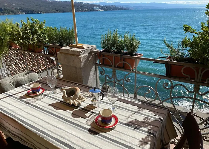 Apartament S Balkonom 10 Metara Od Mora *